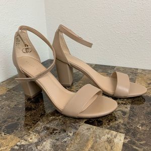 KELLY & KATIE Hailee Sandals